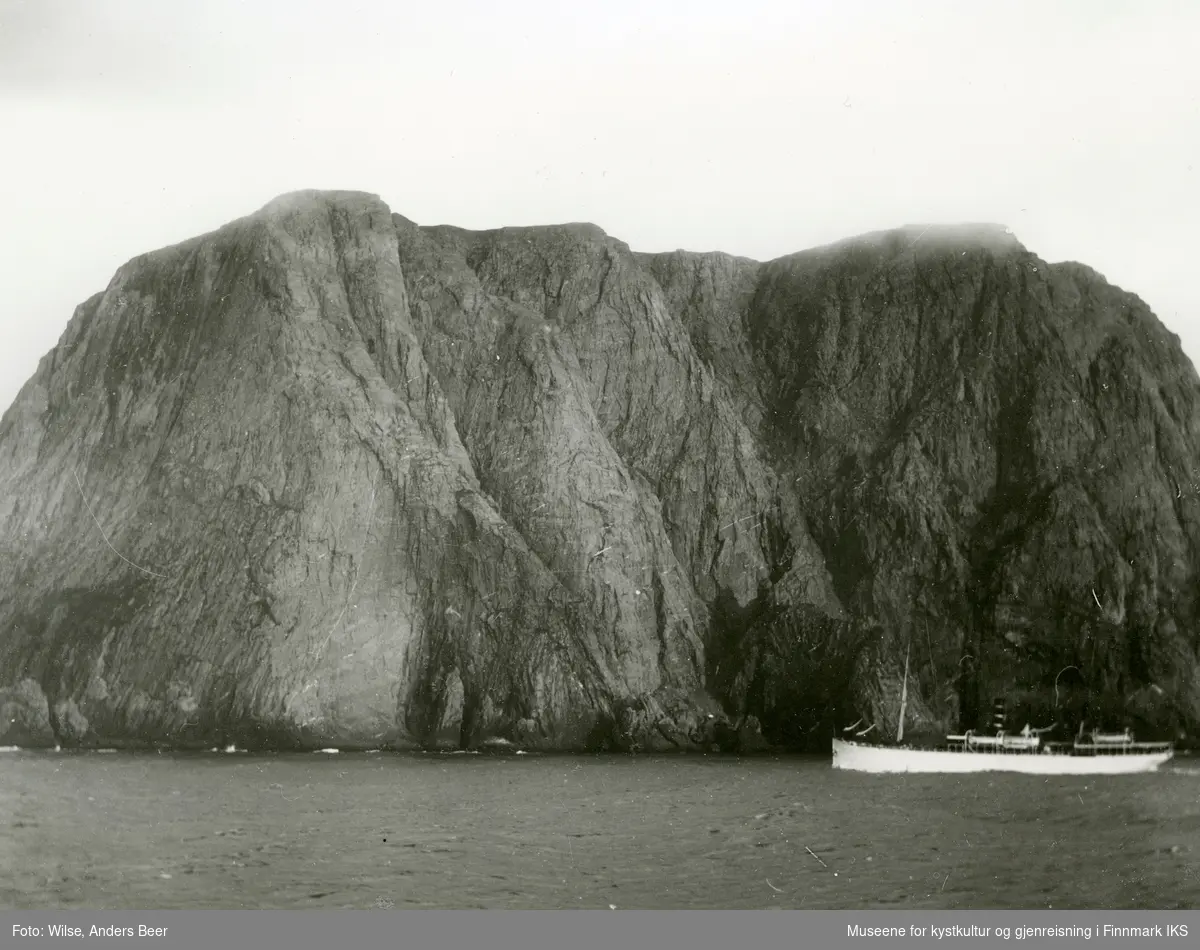 D/S "Neptun" seiler forbi Nordkappklippen. Sommeren 1909. (Originalnegativet eies av Norsk Folkemuseum, W 10538)