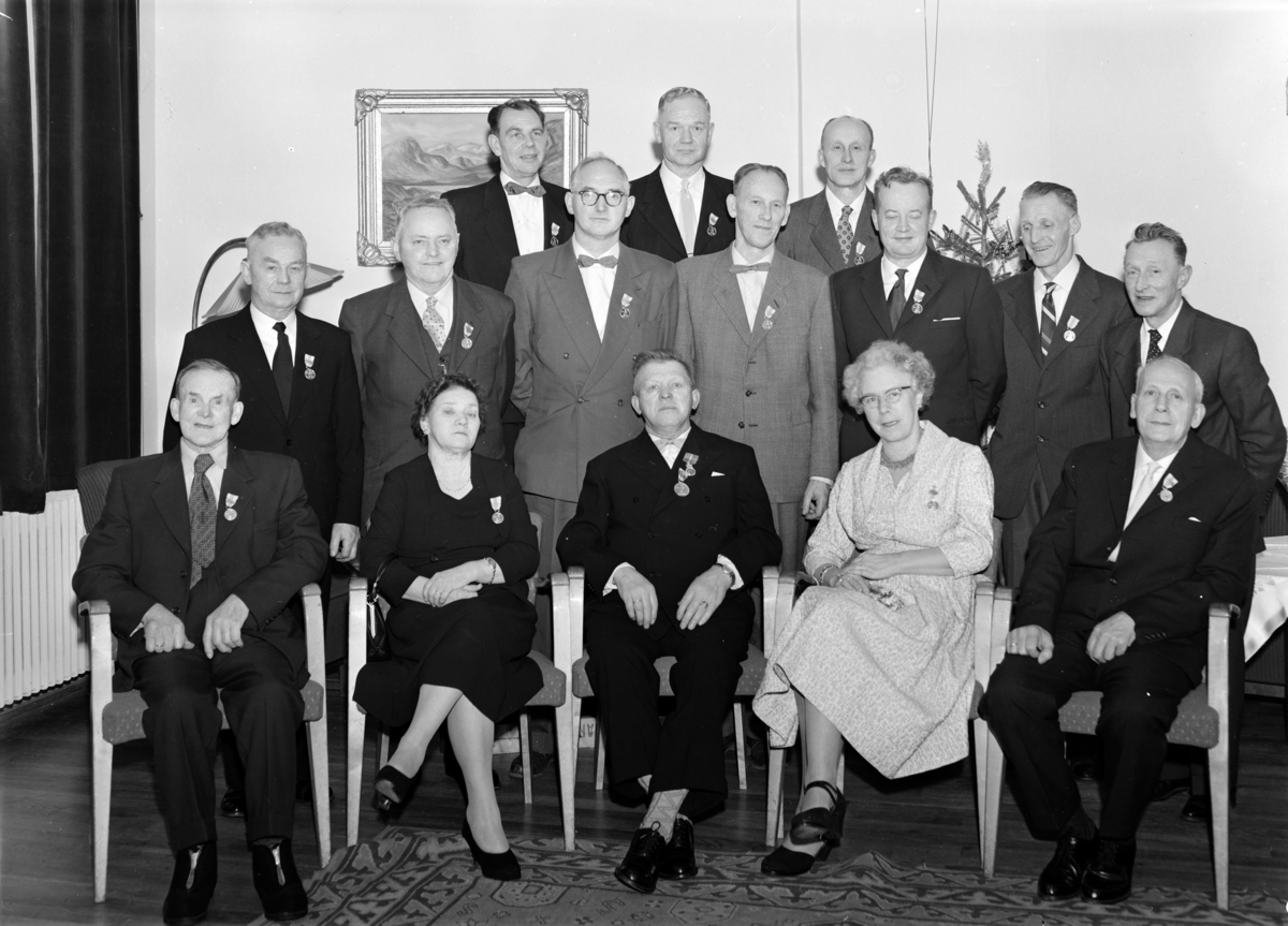 Hamar, Håndverkernes Hus, Østregate 61, 19 ansatte fra Norrøna skofabrikk får medaljen fra Norges Vel og tilskjærer Markus Gundersen får Kongens fortjenestemedalje, han ble ansatt ved skofabrikken i 1909, utdeling ved disponent Torbjørn Larsen, 
Sittende fra høyre: Th. Løberg , Solveig Evensen og Markus Gundersen. Bak Solvår Evensen , Odd Martinsen.