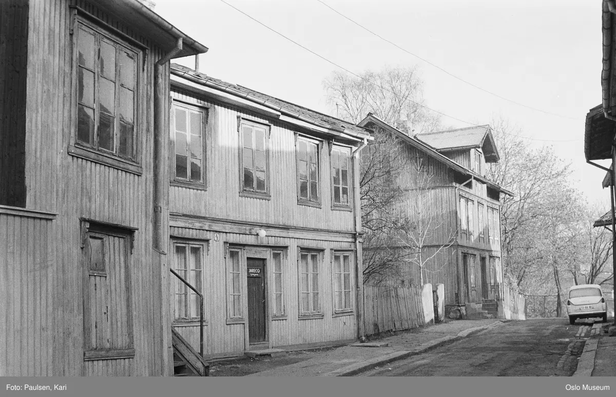 gateløp, trehusbebyggelse, bil