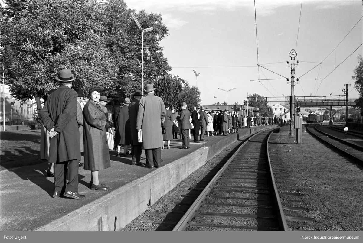 Pensjonisttur til Drammen. Mennesker stående på perrongen og venter på tog.