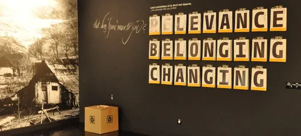 Bilde av vegg med teksten Relevance Belonging Changing. Foto. 