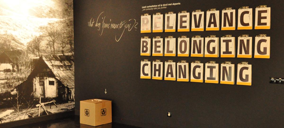 Bilde av vegg med teksten Relevance Belonging Changing. Foto. 