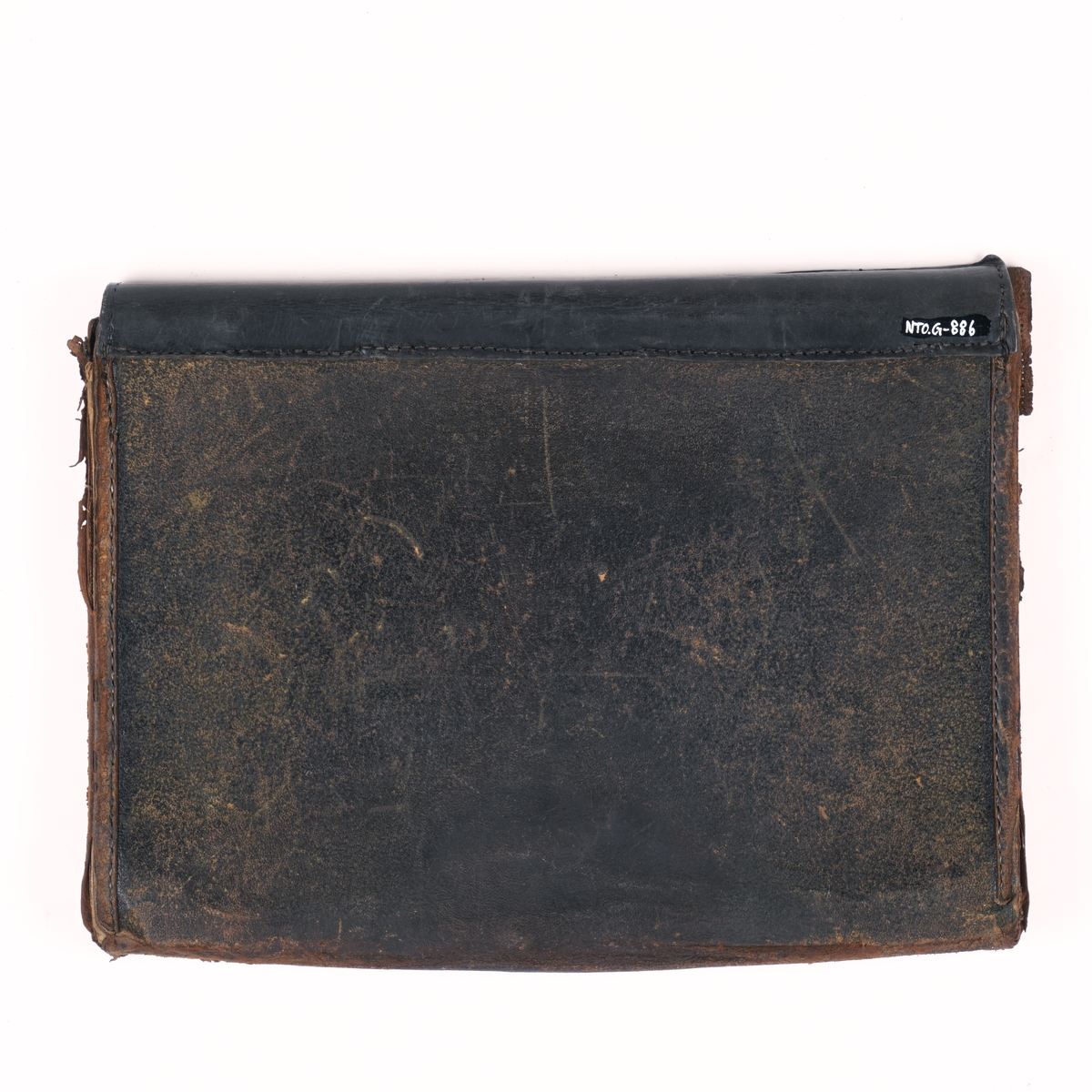 Veske av sort lær foret med tekstil/lerret, og med pappforsterket låsbart lokk . Låsedelen på lokk og veske er av metall. Nøkkel er borte. Vesken inneholder formentlig rester av plomberingstråd og to blyplomber. De smale hyssingen er antakelig brukt som forseglingstråd i tiden før forseglingstråden ble flerfarget. Medfølgende sammenkrøllede papir er antakelig brukt for å omslutte blyplomber.