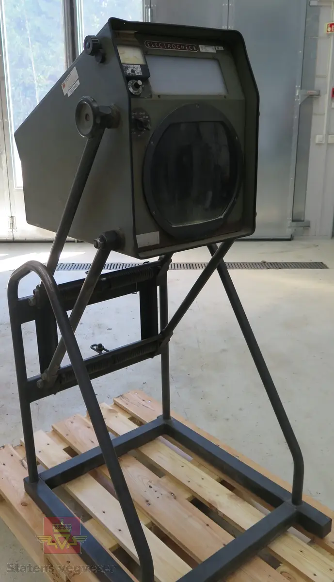 Grønt apparat med svart ramme  Avlesning av lysstyrke og lysbilde. Merking fra ulike aktører.