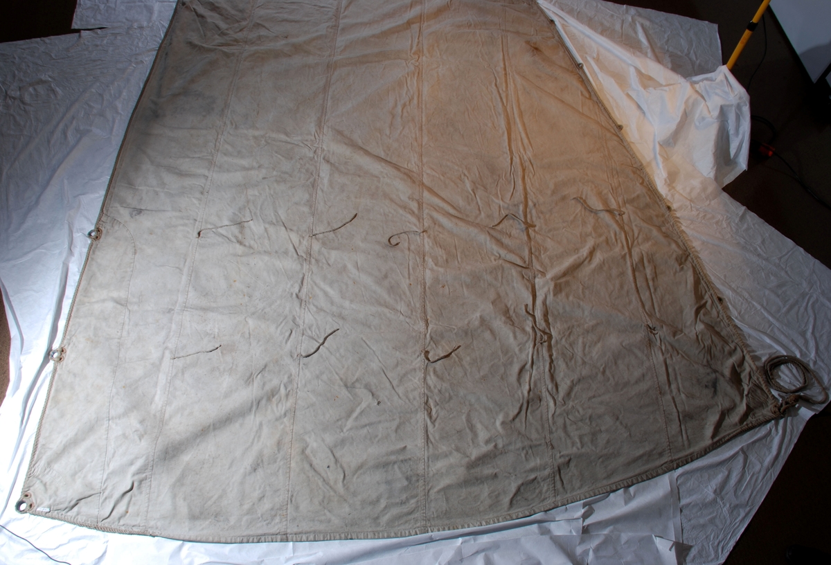 Segl er sydd av 6 delar, det er påsydd 10 stk revband. Ved masten og bommen er det tilsaman 14 maljer. Elles 2 rev og 2 skøyter nede i hjørner. Segl er kanta med tau som er sydd til seglet. Seglet har firkanta form