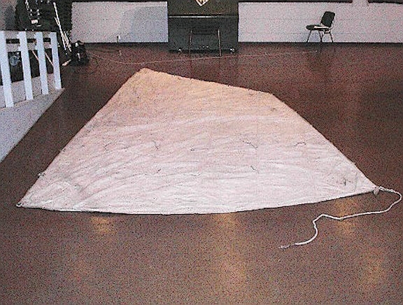 Segl er sydd av 6 delar, det er påsydd 10 stk revband. Ved masten og bommen er det tilsaman 14 maljer. Elles 2 rev og 2 skøyter nede i hjørner. Segl er kanta med tau som er sydd til seglet. Seglet har firkanta form