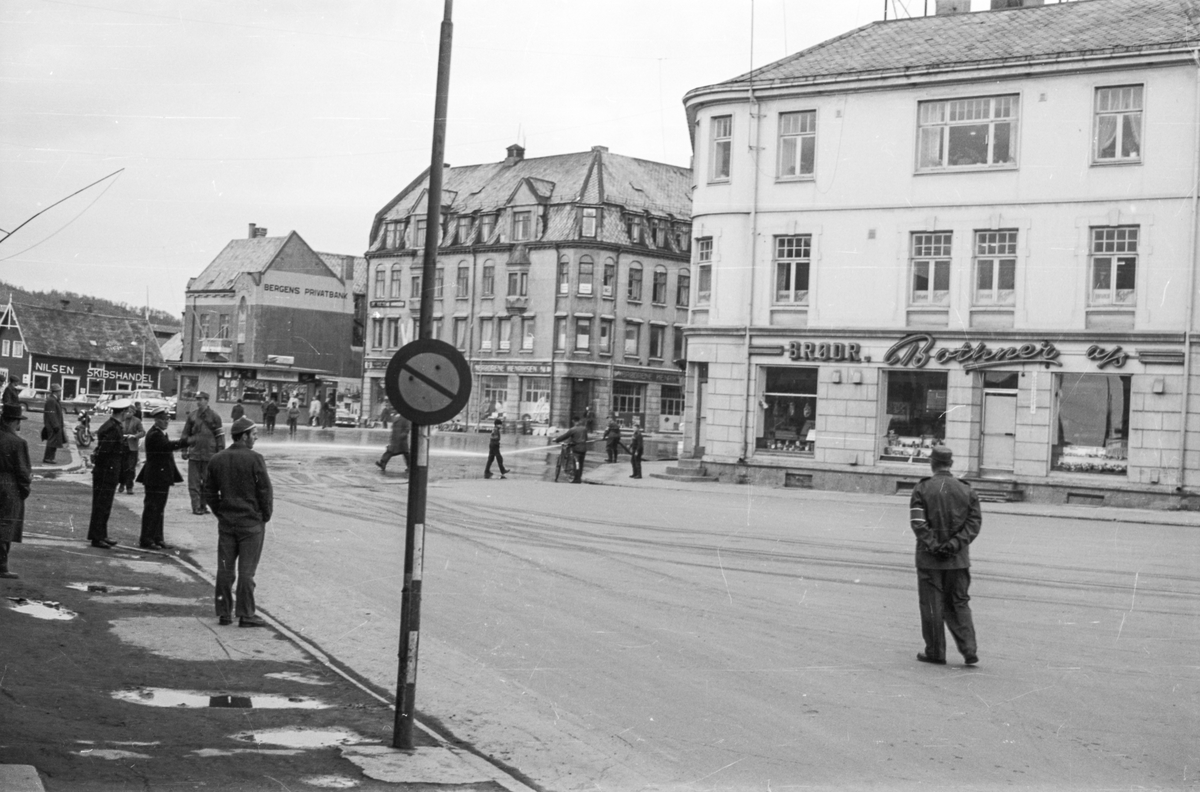 Mannskaper fra Sivilforsvaret på øvelse i Harstad sentrum.