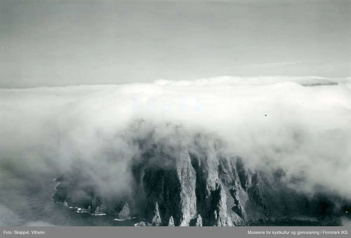 Flyfoto. Nordkapp-klippen innhyllet i tett tåke. 31.07.1952.