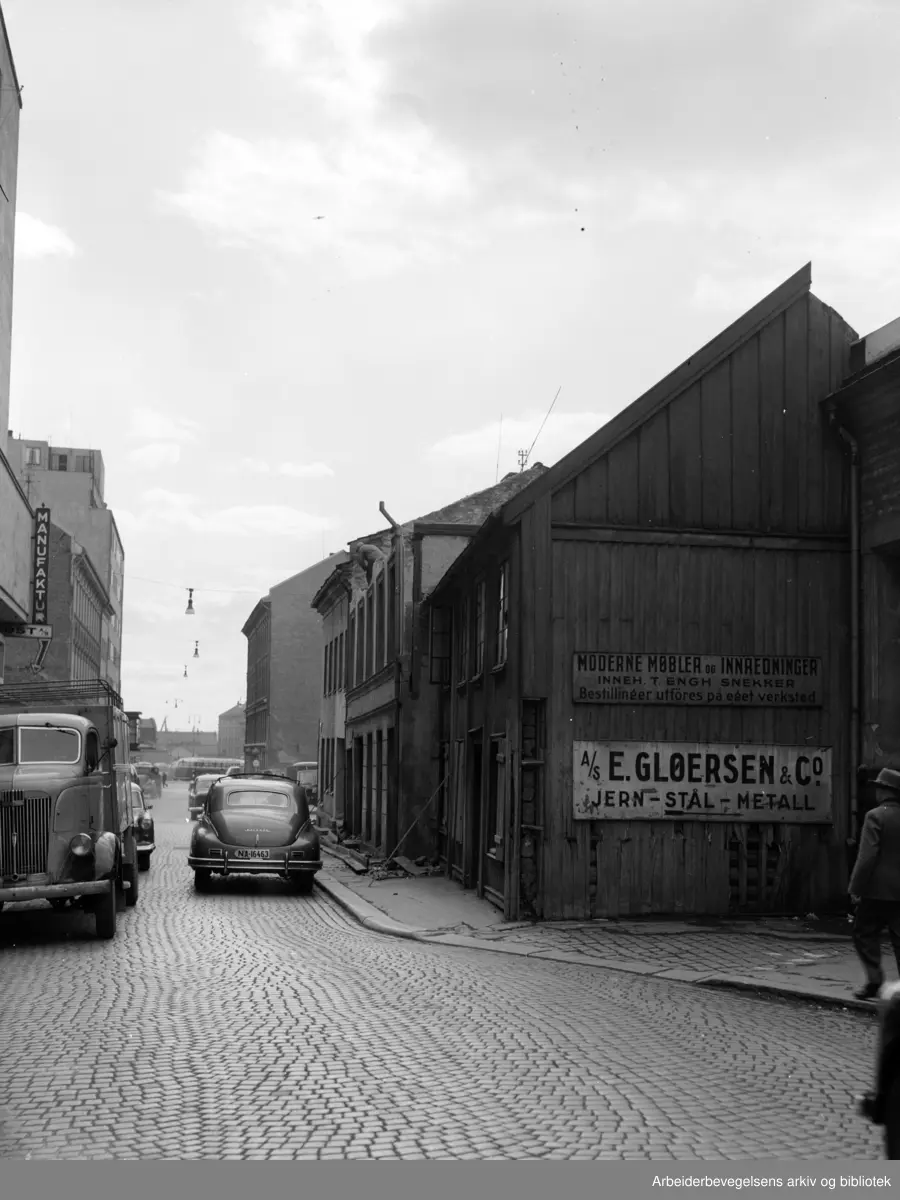 Lakkegata. Nr. 14 og Breigata 6. rives. April 1955