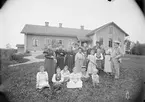 Järnhandlare J L Björkman med familj i trädgården, Uppsala augusti 1894