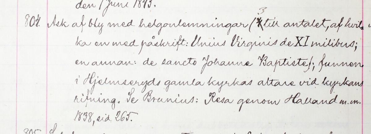 Ask gjord i bly med helgonlämningar. Dessa är tre till antalet. Två av dessa är märkta. 
På den ena står det "Unius Virginis de XV milibus".
På den andra står det "de sancto Johanne Baptiste".
Asken hittades i altaret i Hjälmseryds gamla kyrka i samband med rivningen.