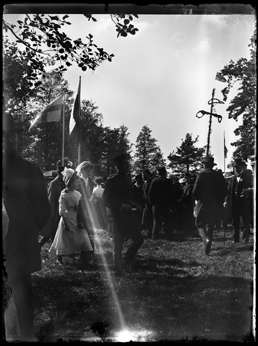 Ungdomar som firar midsommar