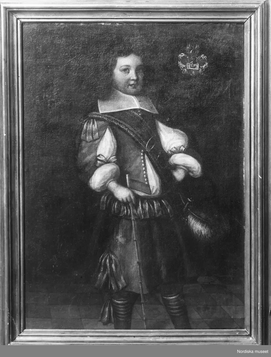 Barnporträtt, pojke, helfigur, trekvartsprofil.