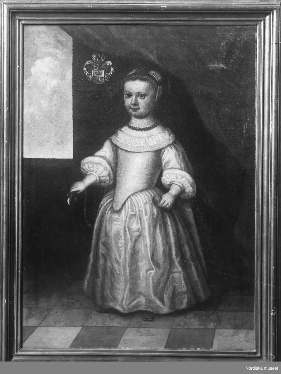 Barnporträtt, flicka, helfigur i trekvartsprofil.