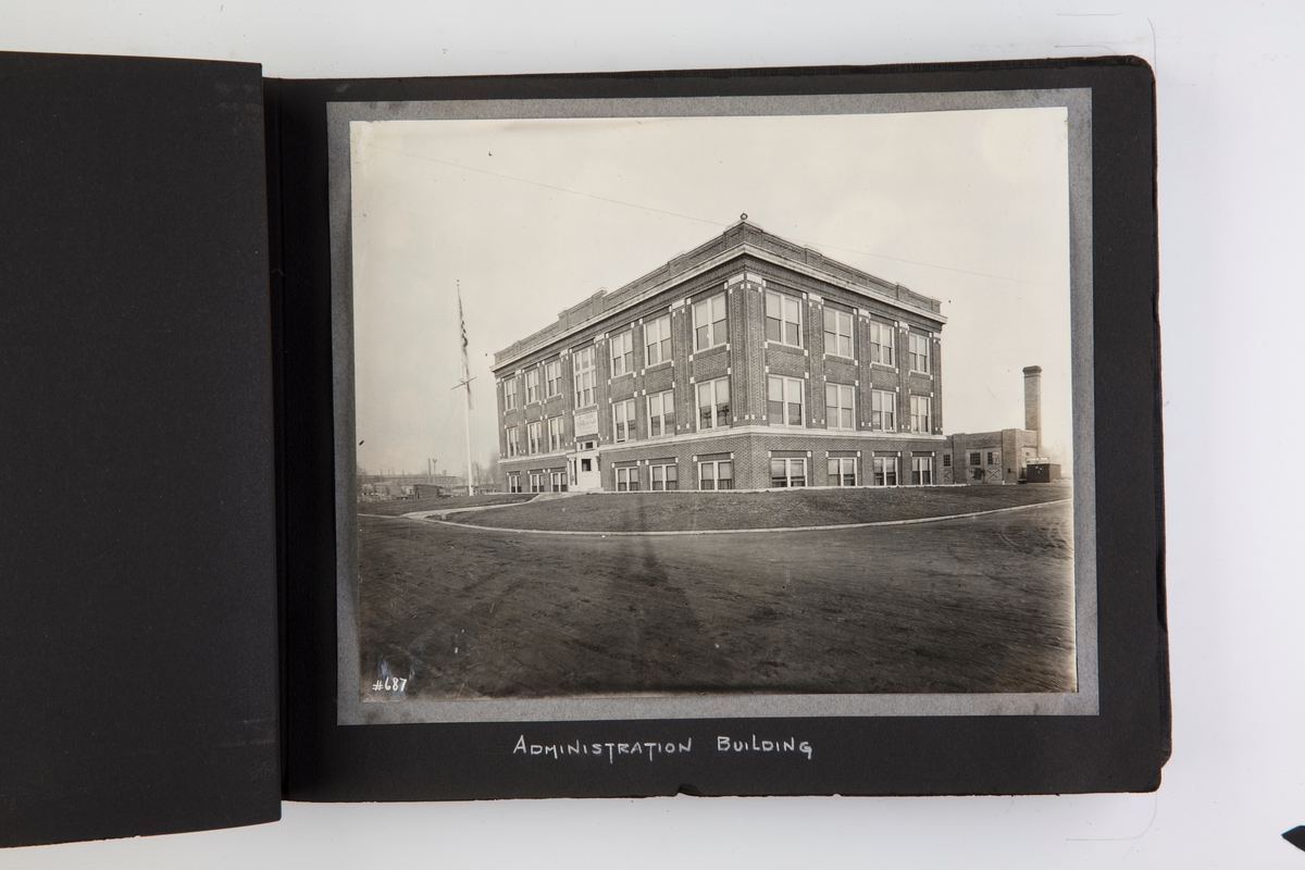 Fotoalbum med fotografier fra skipsverftet Pusey & Jones Co., Gloucester yard. President: Christoffer Hannevig