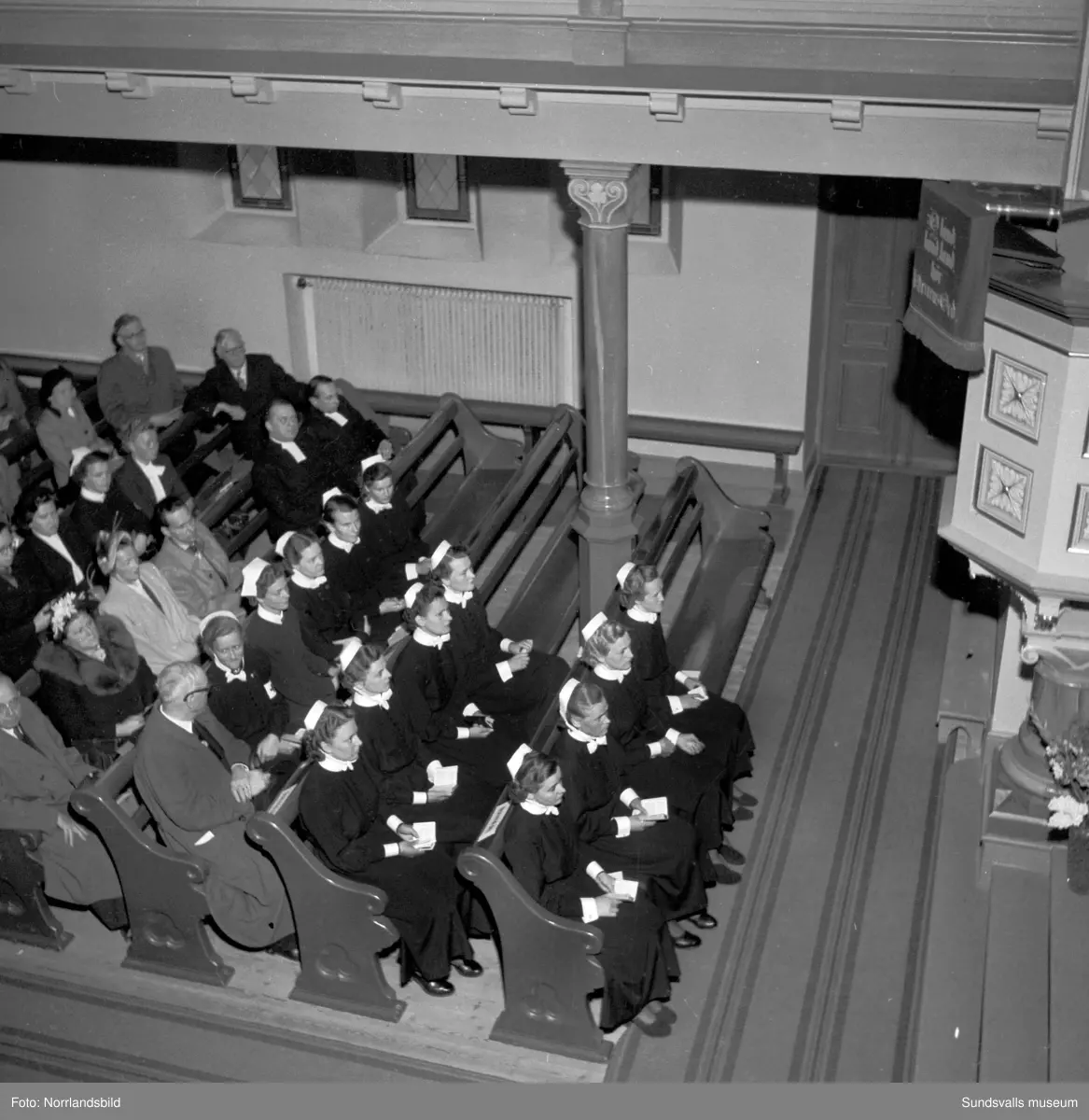Sjuksköterskeinvigning i Skönsmons kyrka.