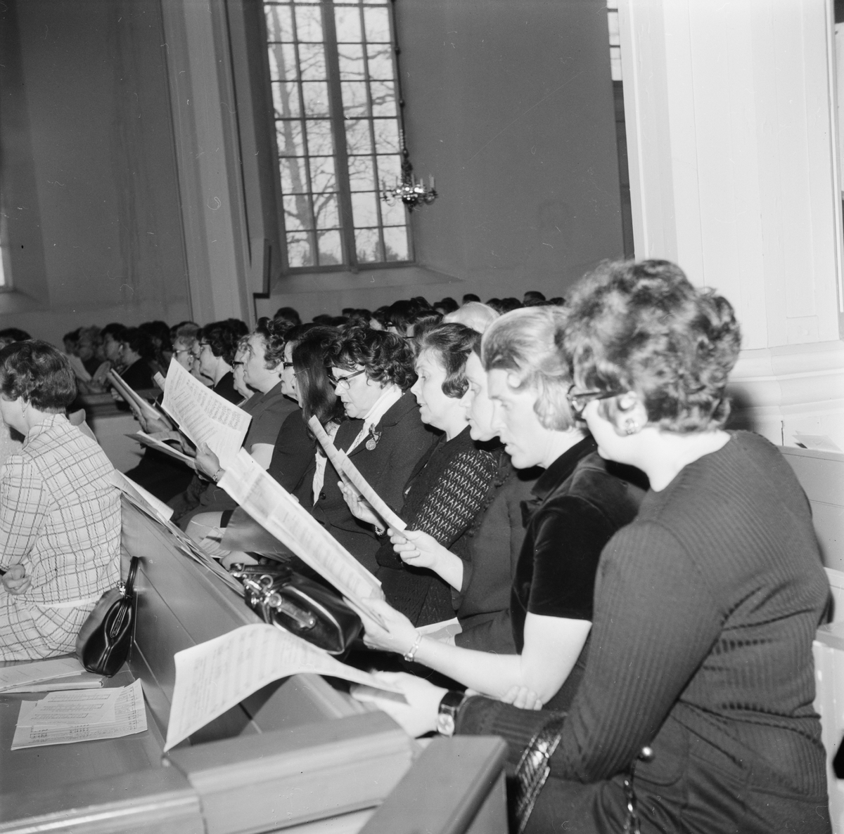 Högmässa i Västlands kyrka, Västlands socken, Uppland, april 1971