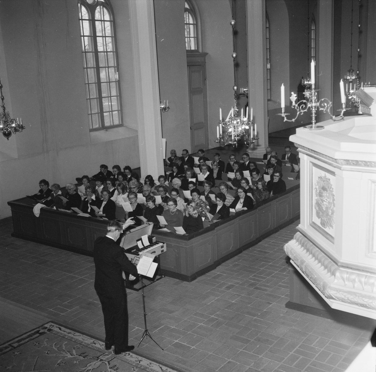 Högmässa i Västlands kyrka, Västlands socken, Uppland, april 1971