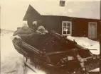 Officerare från Smålands husarregemente K 4 åker kälke, vinterövning i Norrbotten omkring 1910.