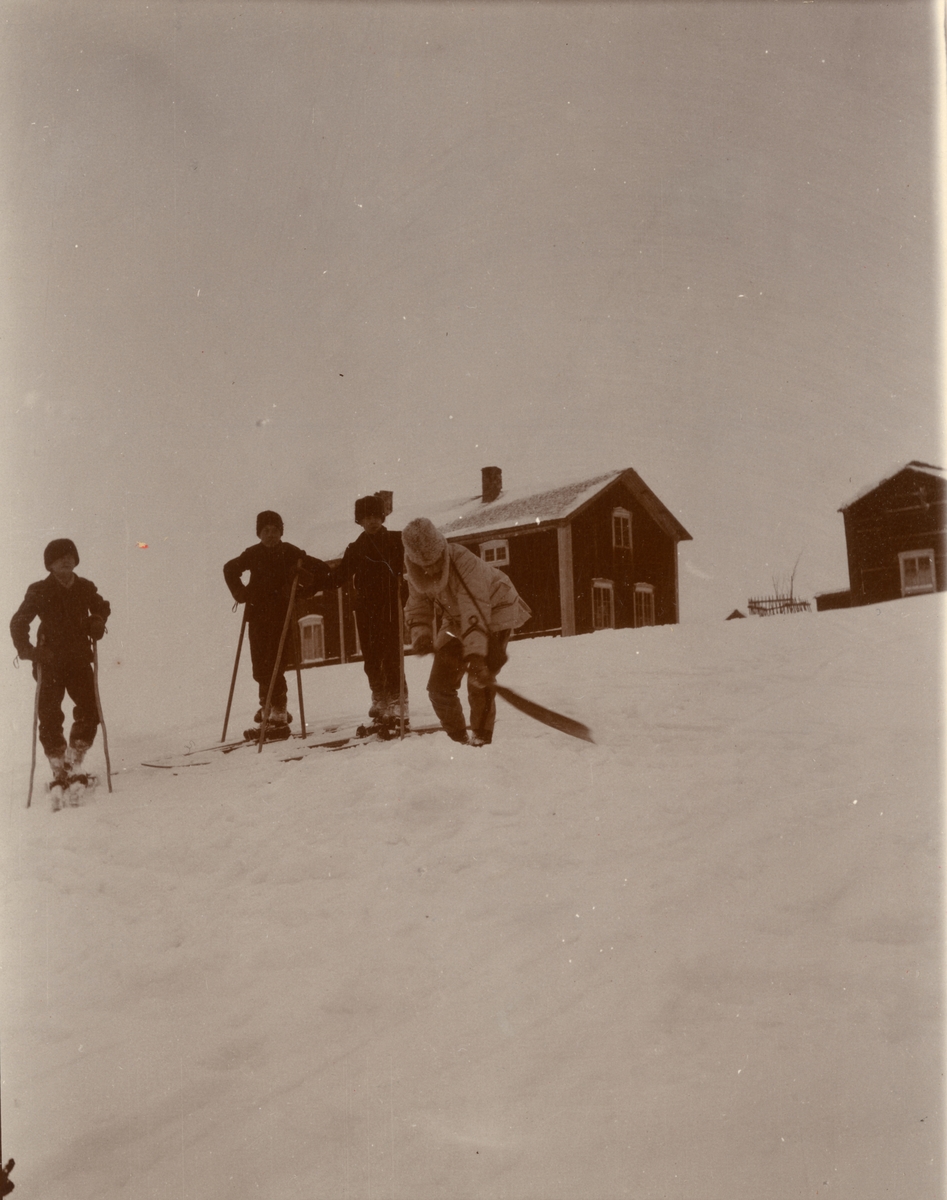 Officerare från Smålands husarregemente K 4 och civila på skidor, vinterövning i Norrbotten omkring 1910.