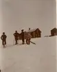 Officerare från Smålands husarregemente K 4 och civila på skidor, vinterövning i Norrbotten omkring 1910.