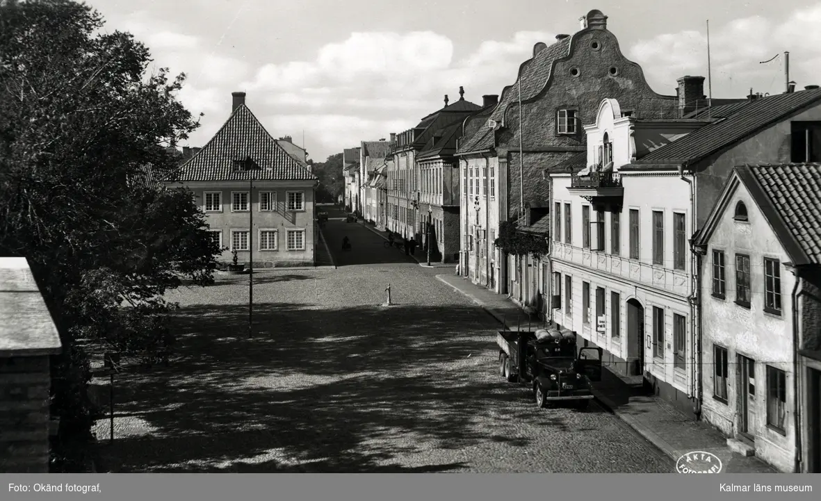 Äldre vykort över Lilla Torget. Observera vattenpumpen!