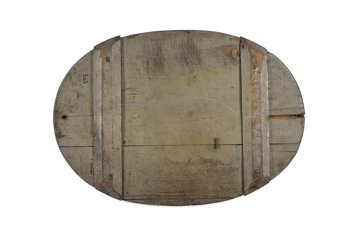 Bemalt trepanel med oval form. Panelet er satt sammen av to planker og med en liten "flis" på venstre side for å fullføre den ovale formen. To mindre, horisontale planker er spikret fast bak for å bidra til å holde plankene sammen. Panelet har grønn bemaling med bladbord i i gull- og sortmaling langs kanten. Dekorert med krone i gull, rødt, hvitt og sort over bokstavene "CJ". Resten av skriften lyder "Vardoe Told Boe"