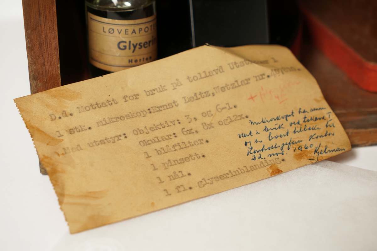 Trekasse med dør, håndtak og lås med nøkkel, inneholdende mikroskop med div utstyr