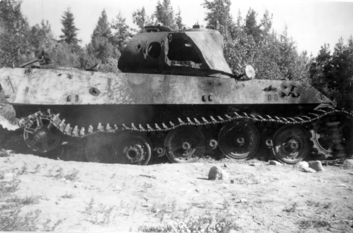 Tysk stridsvagn Kungstiger som beskjutits och analyserats på Karlsborgs provskjutningsfält 1950.
Tornet uppskuret och bandet minsprängt.