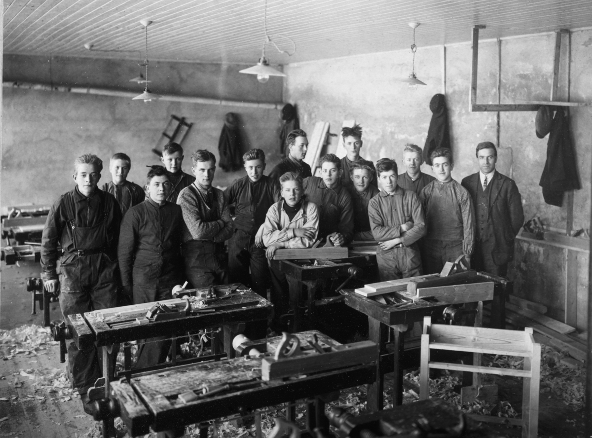 Lunden skole gnr. 79/3. Klassebilde, elever, lærer, snekkelinja 1933. Ukjente. Klasserom, sløydbenker,