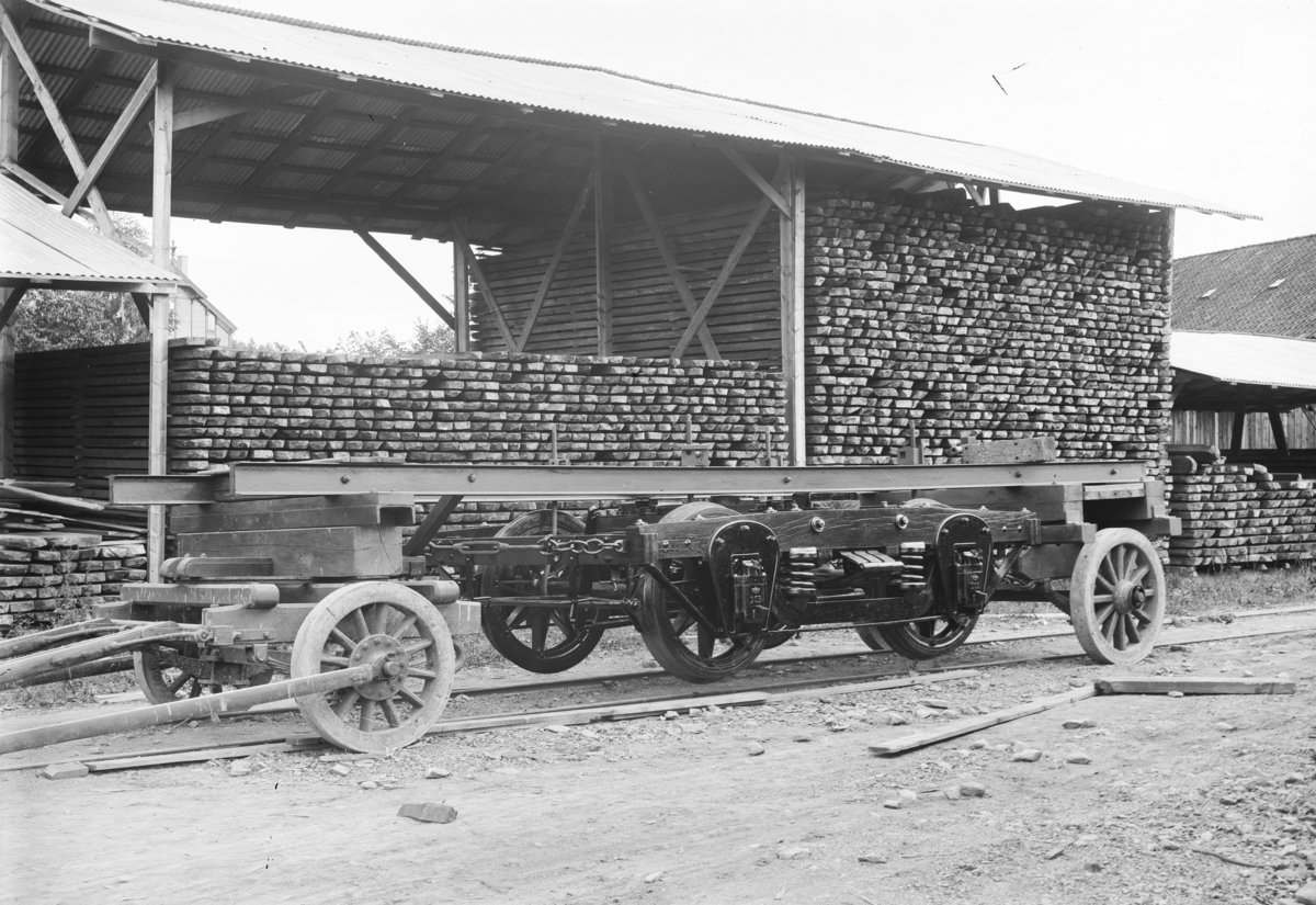 Oslo, Skøyen, Skabo jernbanevognfabrikk, Tyskerstranda i Kristiania. Fabrikkområde, Dette kan være en av boggiene til den smalsporede personvognen som ses på bilde HHB-11440 - under transport til kai, fabrikken flyttet hit i 1873 fra Drammen, ingeniør Anton Øhre (fofografen) var ansatt som tegner i peroden 1889 til 1895,
Informant Thor Bjerke