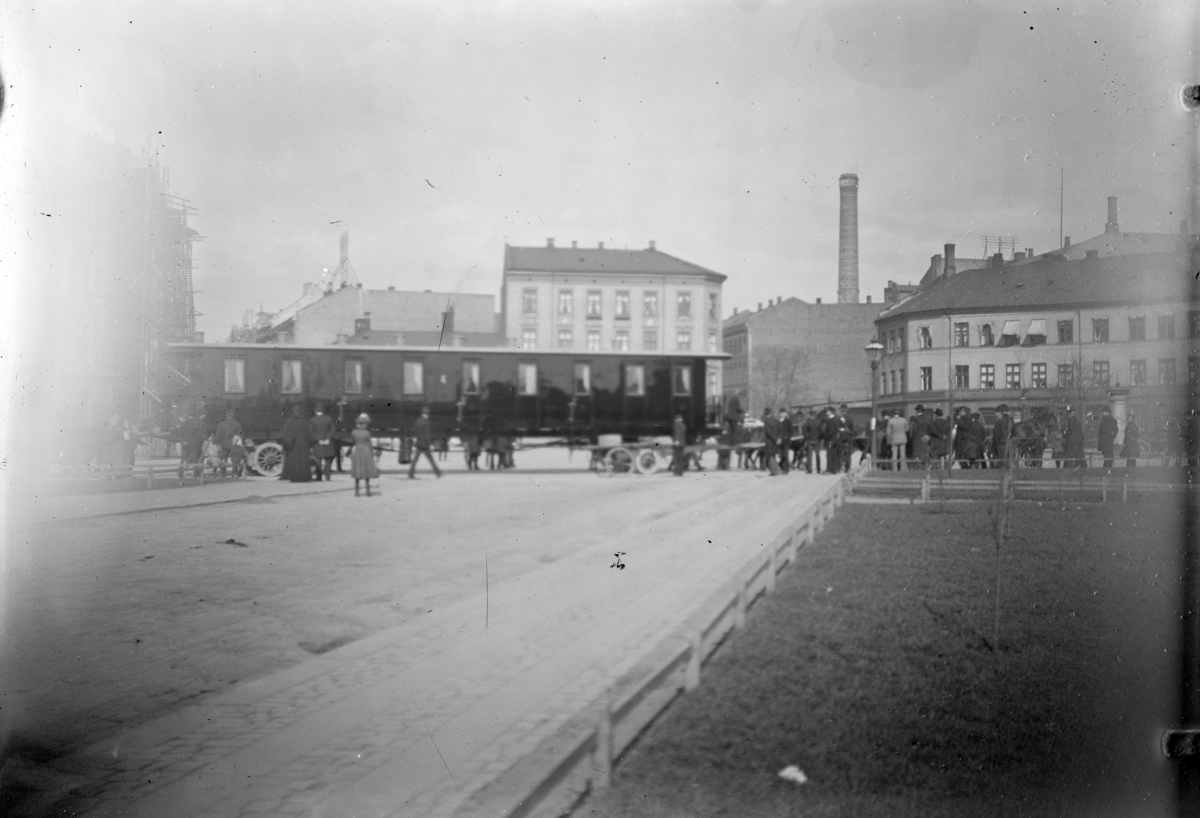 Oslo, Kristiania, Skabo Jernbanevognfabrik AS, hestetransport av jernbanevogn. boggiene til den smalsporede personvognen som ses på bilde HHB-11408 - under transport til kai. Dette er sannsynligvis 3. klasse-vogn nr. 58 til Vossebanen underveis fra fabrikken til utskipning i juni 1892.
Informant Thor Bjerke
