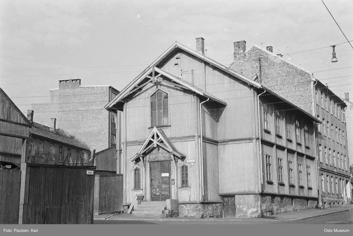 trehus, bedehus, barneasyl, bygårder, trehusbebyggelse, plankegjerde