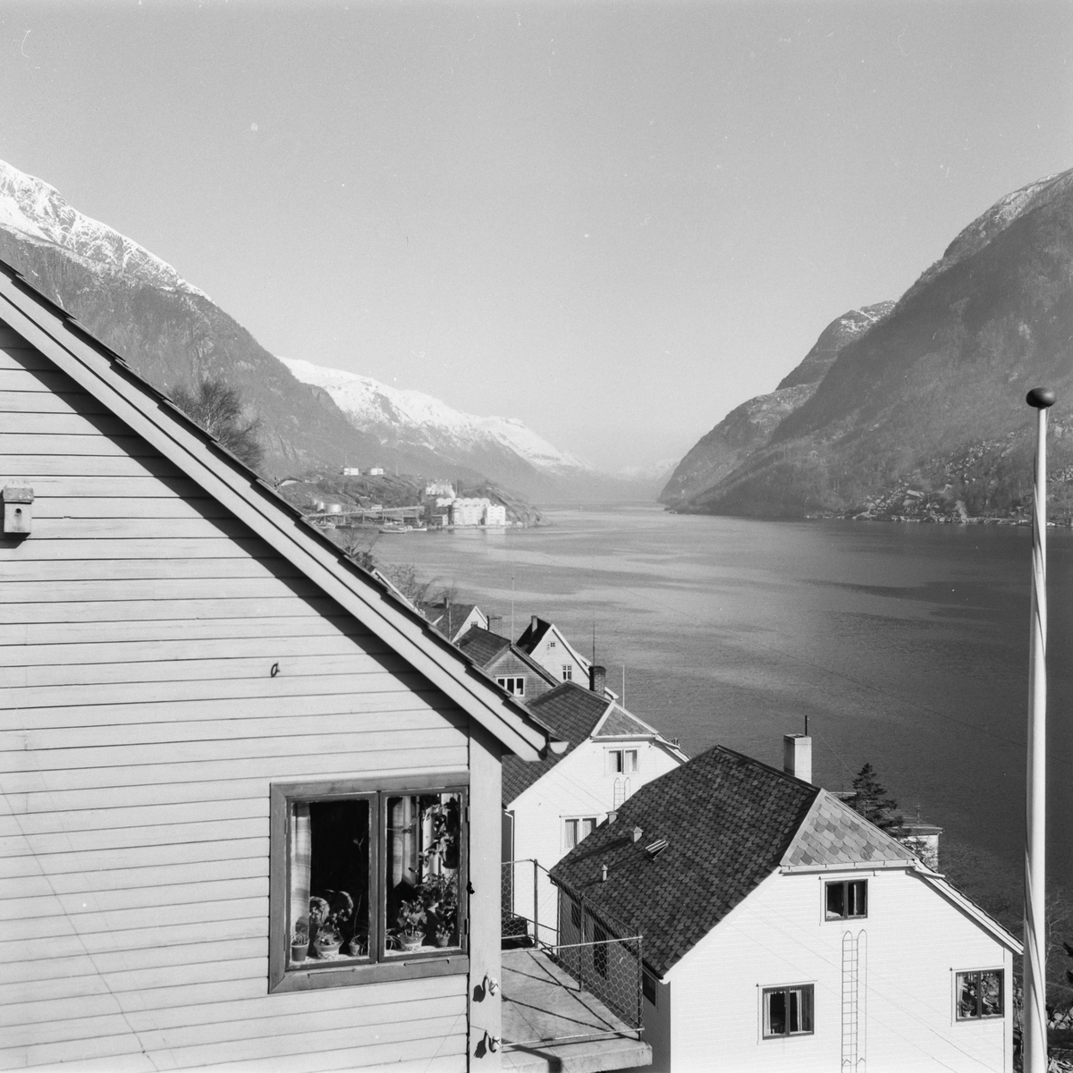 Utsikt frå Kalvanes mot Sørfjorden og Zinken