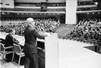 Tal vid informationsmöte. Statens Järnvägars Centralförvaltning i Folkets Hus Stockholm.
Generaldirektör Lars Peterson sittandes.