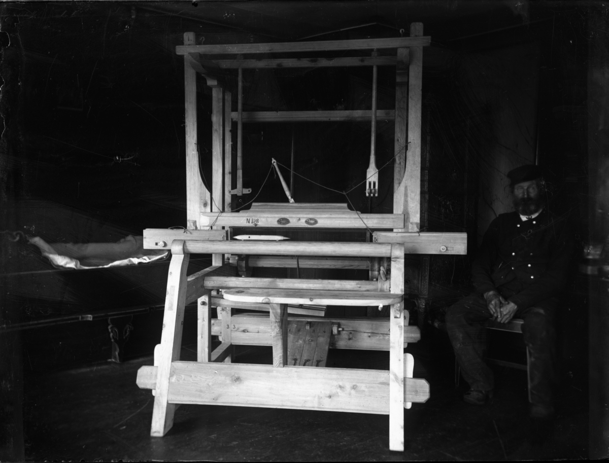 Rikard Berges fotoarkiv. Flatvev. Mann til høyre i bildet, Eivind Aslaksson Brekke med vevstol han har laga. Brekke var far til m.a. sylvsmeden Aanund E. Brekke