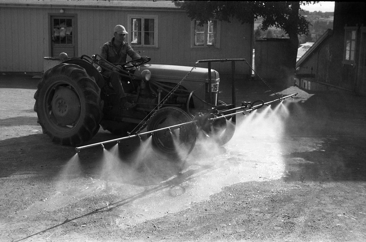 Traktormontert sprøyteutstyr. Oppland Småbruks og Hagebruksskole (Valle) september 1952. Fem bilder.