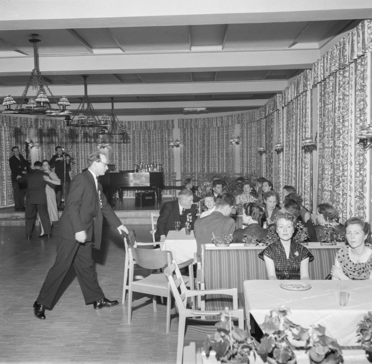 Kvinner og menn i festklede på Solfonn Hotell