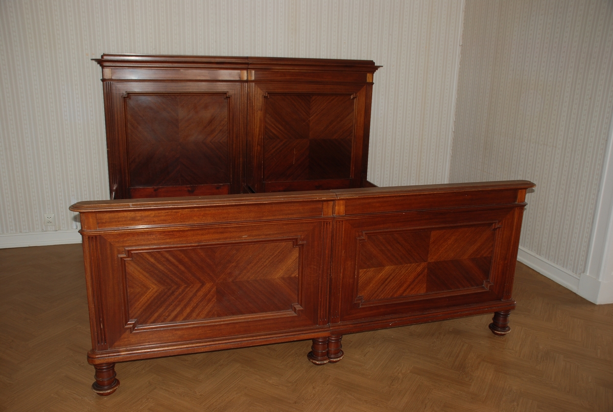 Dobbelseng som består av to enkeltsenger som står inntil hverandre. Mørkbeiset brun seng i heltre og finèr.