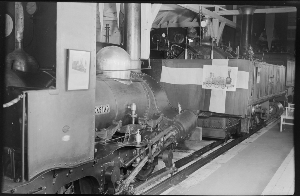 Ånglok, "Fryckstad", spårvidd 1101 mm (1099 mm enligt Katalog över Statens Järnvägars avdelning å Baltiska utställningen i Malmö 1914). Cylinderdiameter 230 mm. Slagets längd 395 mm. Sidoramar utanför hjulen bestående av plåtskodda ekplankor (Katalog över Statens Järnvägars avdelning å Baltiska utställningen i Malmö 1914).