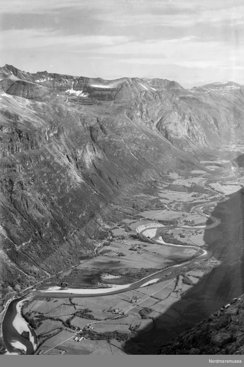 Foto fra "Kalken" i Sunndal kommune på Nordmøre. Motivet er brukt til postkort av Sverdrups Bokhandel, og har nummer 801. Fra Sverdrupsamlingen ved Nordmøre museums fotosamlinger.