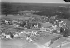 Flygfoto över stationen och samhället.