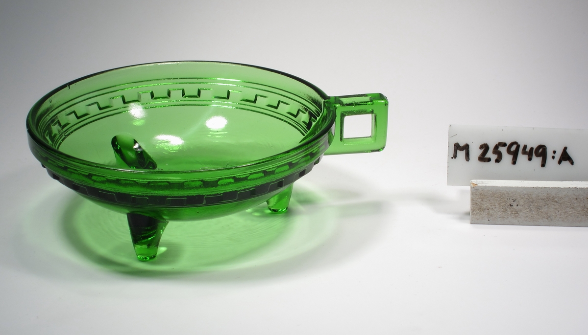 Glassglas "Age". 
Formgivare okänd. Enligt Jarl Borgarp är den designad av Edvin Ollers. 
Beskrivning: Låg, halvsfärisk, på trefötter och grepe.
Färg: Grönt klarglas.
Inskrivet i huvudkatalogen efter 1991.

Edvin Ollers (1888-1959), konstnär, designer. Verksam vid Elme 1926-1930.
Funktion: Serveringsskål för glass