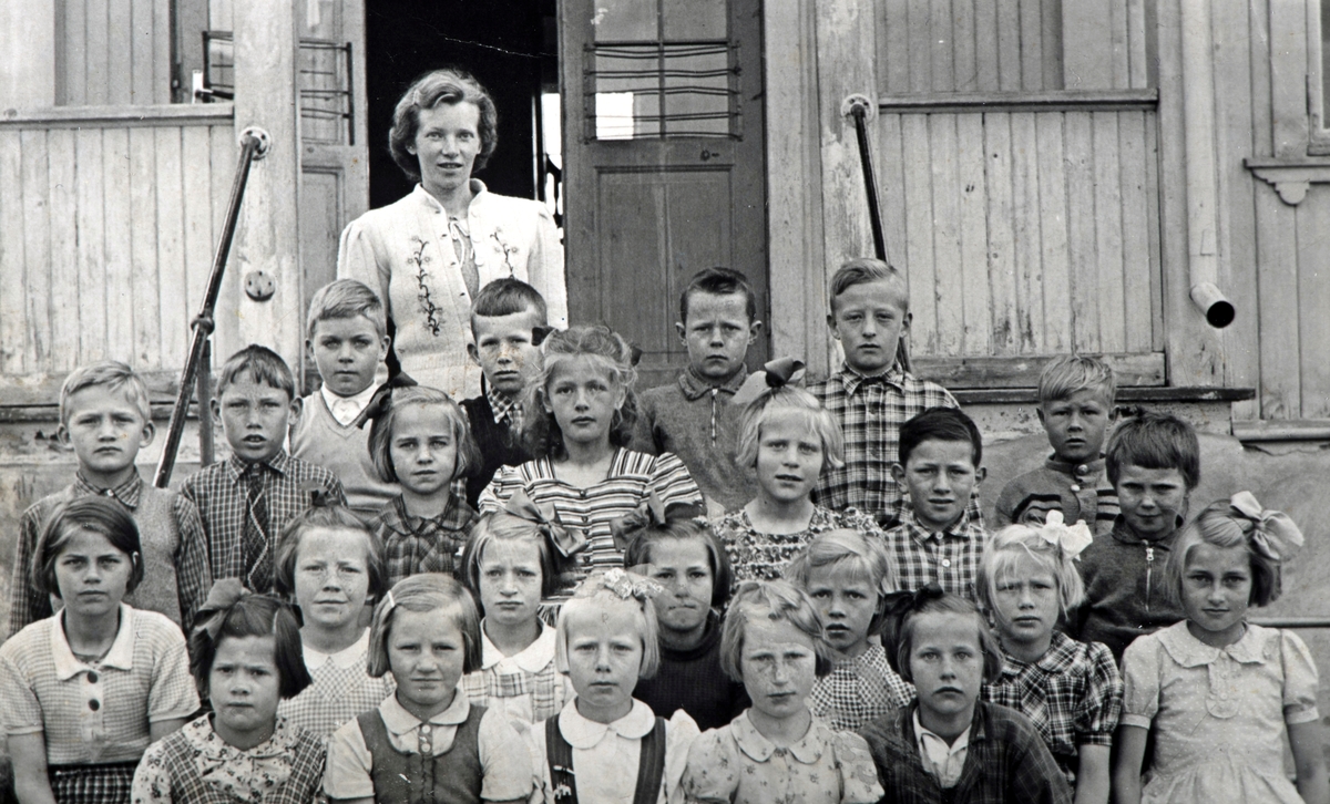 3. klasse ved Lunden skole i 1942. Elevene er født i 1932, ukjente.