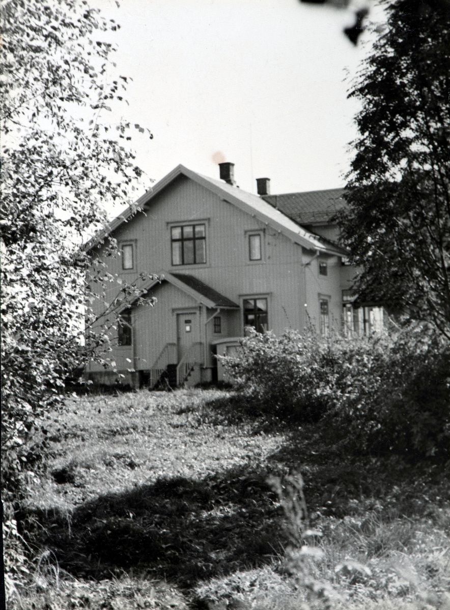 Lilletomter (60/8). Bolighuset med den originale kjøkkeninngangen. Kristine og Sigrun Tomter flyttet hit som pensjonister tidlig på 1950-tallet.