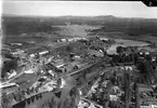 Flygfoto över bruket
Station anlagd 1879. En- och enhalvvånings stationshus i trä. Utbyggnad av två flyglar har företagits senare. Expeditionslokaler och väntsal moderniserades och renoverades 1949