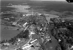 Flygfoto över bruket
Station anlagd 1879. En- och enhalvvånings stationshus i trä. Utbyggnad av två flyglar har företagits senare. Expeditionslokaler och väntsal moderniserades och renoverades 1949