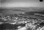 Flygfoto över stationen
1914 utbyggdes bangården (KFJ anslutning). Stationshuset, som uppfördes 1879, påbyggdes 1920 med bostadslägenheter å båda gavelpartierna.
(Kil - Fryksdalens Järnväg )