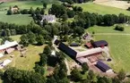 Flygfoto över Mortorps kyrka med omgivningar.