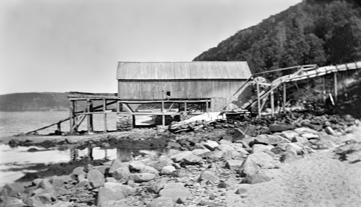 Gardssag på Hamarøy prestegard i Nordland, fotografert i 1912.  Saga var en bordkledd bindingsverkskonstruksjon, plassert ved strandkanten, antakelig på et sted der et lite vassdrag (sannsynligvis Bleielva) som gav driftsvann munnet ut i fjorden (antakelig Presteidvika i Presteidfjorden).  Saghuset kvilte på fundamenter av tørrmurt naturstein, og den langveggen som vendte mot fotografen var kledd med vertikal glattpanel.  Vi ser også ei vannrenne av tre, som er gitt en "knekk" like ved gavlen på saghuset, for å skape nødvendig fall for vannstrømmen ned mot underfallshjulet som drev saga.  Vi skimter også et vannhjul i den øvre delen av dette rennepartiet, samt en innretning med ei lang stang fra den "indre" saghusgavlen mot noe som antas å ha vært en klaff som ble brukt til å stenge renna når saga skulle stanses.  Ved saghusets ytre gavl ser det ut til å ha vært en kjerrat opp mot saghuset.

Driften av prestegardsskogene var overlatt til det statlige «skogvesenet», i dette tilfellet til skogforvalteren i Salten-regionen.  Hamarøy prestegardsskog fikk sin egen skogvokter, Harald Olsen Opeid, fra 1910.  Han kom fra en stilling som sagbruksformann ved Sagvatnets statsskog, som også ligger i Hamarøy kommune.
